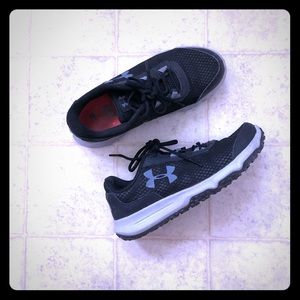 Women’s 7.5 Black/Gray Under Armour Running Shoes